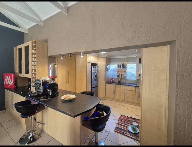 3 BEDROOM TOWNHOUSE FOR SALE IN VANDERBIJLPARK SW 5